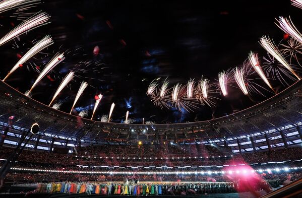 Салют над стадионом на церемонии открытия I Европейских игр в Баку