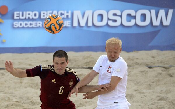 Игрок России по пляжному футболу Дмитрий Шишин (слева) и игрок Польши Петр Клепчарек