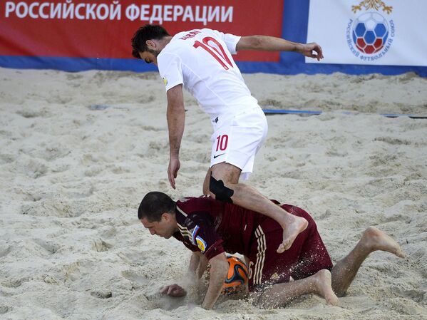 Игрок сборной Польши по пляжному футболу Даниэль Баран (справа) и игрок России Дмитрий Шишин