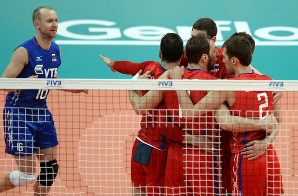 Волейболисты сборной России радуются забитому мячу