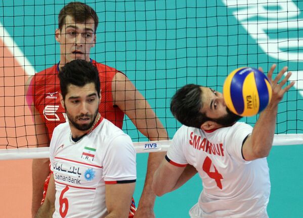 Волейболисты сборной Ирана Сайед Мусави и Саид Маруф, доигровщик сборной России Денис Бирюков (крайний слева)