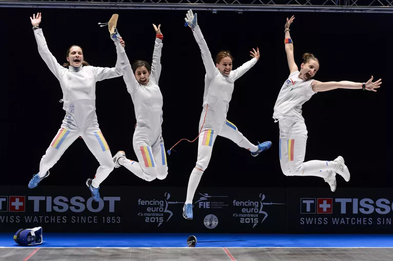 Румынские шпажистки после победы на чемпионате Европы по фехтованию Румынские шпажистки после победы на чемпионате Европы по фехтованию