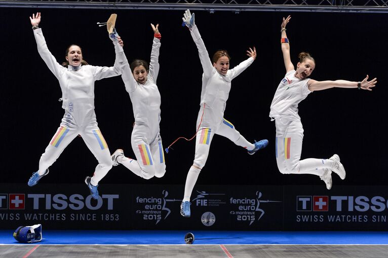 Румынские шпажистки после победы на чемпионате Европы по фехтованию