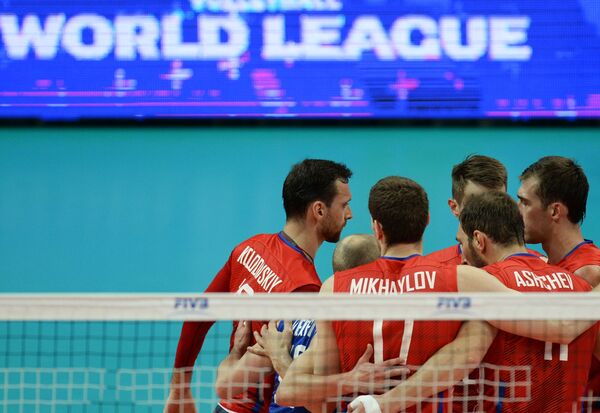Волейболисты сборной России радуются забитому мячу
