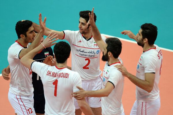 Волейболисты сборной Ирана радуются забитому мячу
