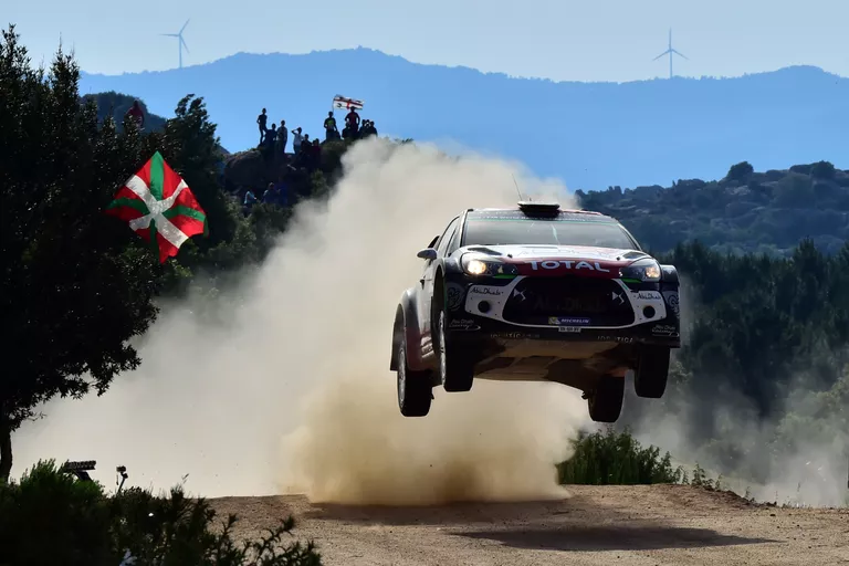 Пилот команды Citroen Крис Мик во время этапа чемпионата мира по ралли в Италии Пилот команды Citroen Крис Мик во время этапа чемпионата мира по ралли в Италии