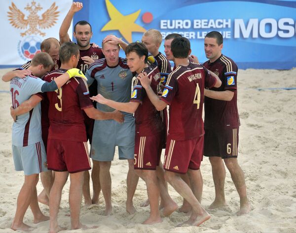 Игроки сборной России радуются победе в матче этапа Евролиги по пляжному футболу