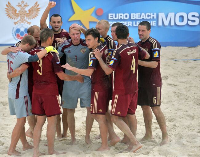 Игроки сборной России радуются победе в матче этапа Евролиги по пляжному футболу