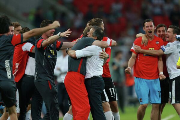 Футболисты и тренерский штаб сборной Австрии радуются победе