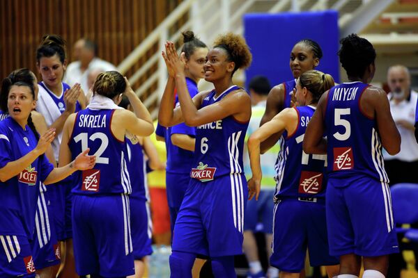 Баскетболистки сборной Франции радуются победе