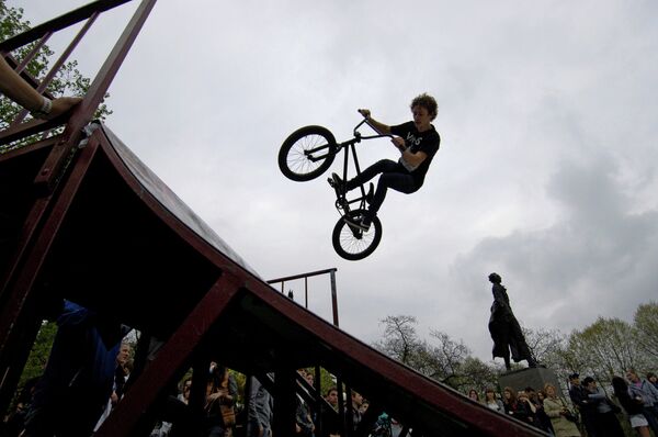 Молодой человек занимается велотриалом в скейт-парке в Сочи