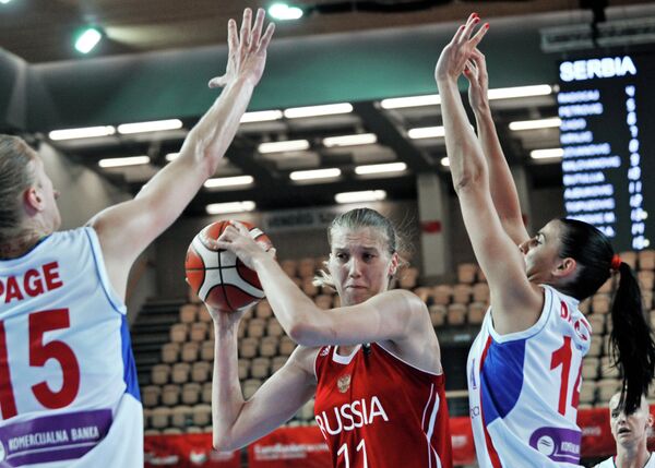 Центровая женской сборной России Наталья Виеру (в центре)