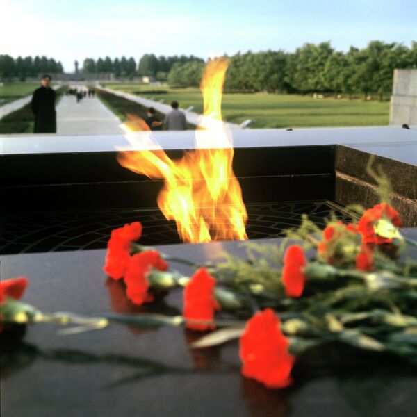 Вечный огонь на Пискаревском мемориальном кладбище