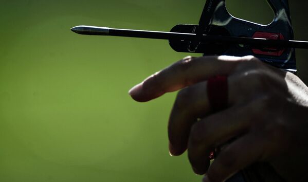 Лучник на соревнованиях по стрельбе из лука на I Европейских играх в Баку