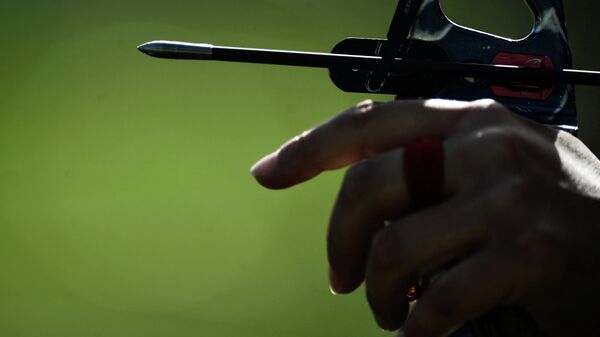 Лучник на соревнованиях по стрельбе из лука на I Европейских играх в Баку