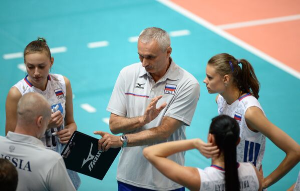 Главный тренер женской сборной России по волейболу Юрий Маричев (в центре)