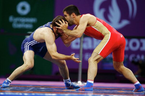 Ильяс Бекбулатов (справа) в схватке за бронзовую медаль на Европейских играх в Баку