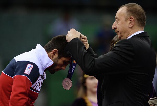 Президент Азербайджана Ильхам Алиев (справа) вручает бронзовую медаль Ильясу Бекбулатову (Россия)