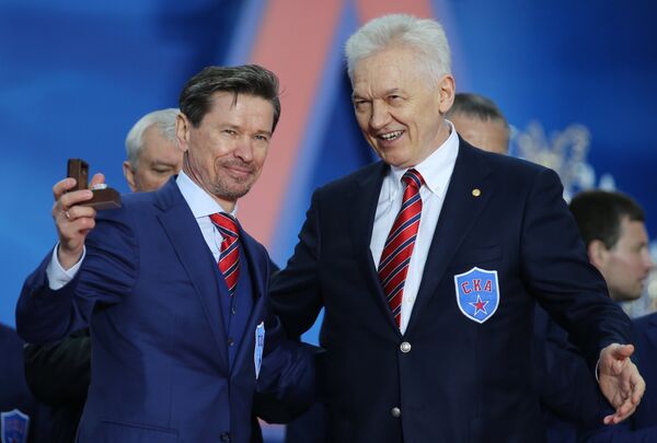 Вячеслав Быков (слева) и председатель Совета директоров, президент хоккейного клуба СКА Геннадий Тимченко