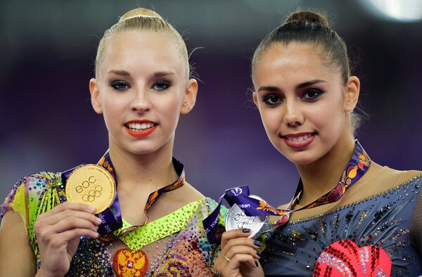Яна Кудрявцева (Россия) - золотая медаль, Маргарита Мамун (Россия) - серебряная медаль (слева направо)