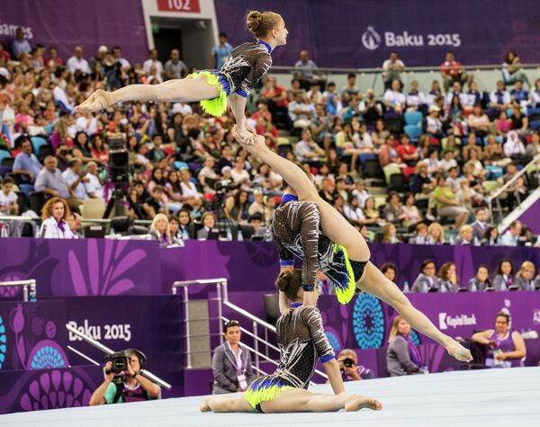Спортсменки сборной России выступают на соревнованиях по спортивной акробатике