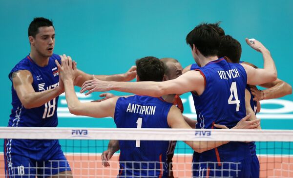 Волейболисты сборной России Павел Мороз, Сергей Антипкин и Артем Вольвич (слева направо)