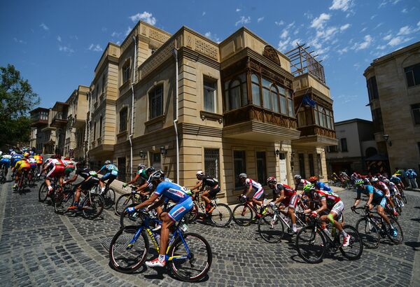 Спортсмены на дистанции шоссейной велогонки среди мужчин на I Европейских играх в Баку
