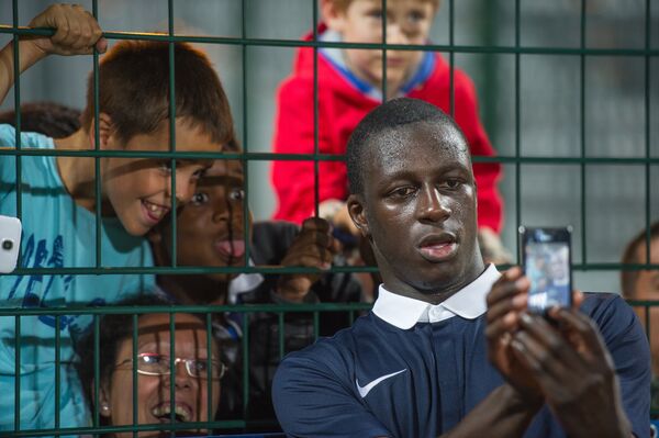 Защитник молодежной сборной Франции по футболу Бенжамин Менди делает селфи с болельщиками