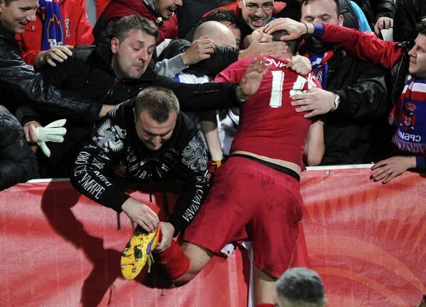 Защитник молодежной сборной Сербии Вукасин Йованович (в красном)