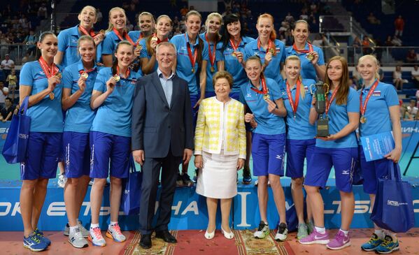 Игроки женской сборной России по волейболу и вдова первого президента России Наина Ельцина (в центре на первом плане)