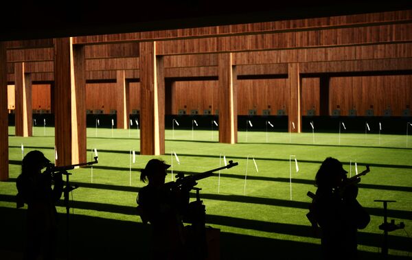 Спортсменки на соревнованиях по пулевой стрельбе на 50 м из винтовки из трех положений среди женщин на I Европейских играх в Баку