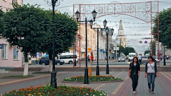 Жители Чебоксар проходят по бульвару купца Ефремова