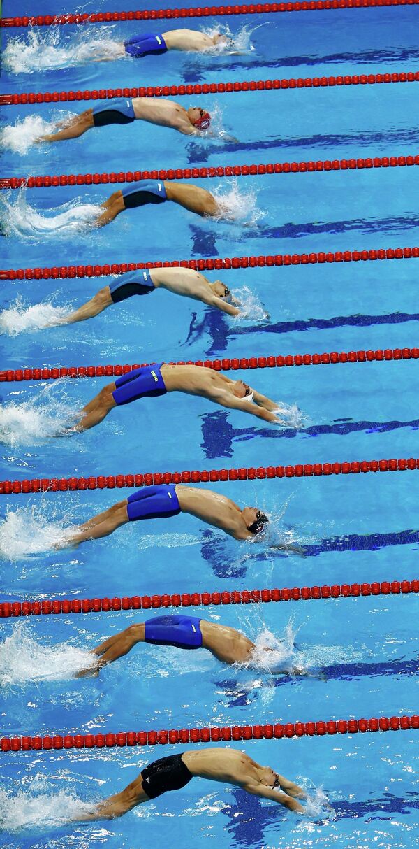 Пловцы во время заплыва на 100 метров на спине на I Европейских играх в Баку