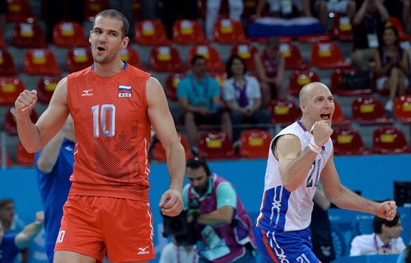 Волейболисты сборной России Александр Маркин (слева) и Роман Брагин