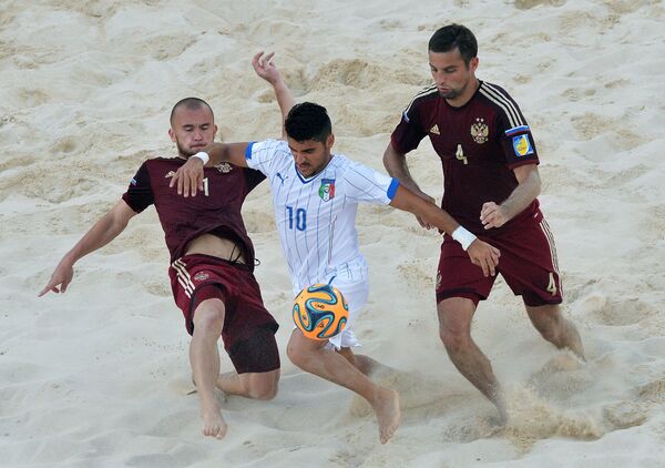 Игровой момент матча Европейских игр между сборными России и Италии по пляжному футболу