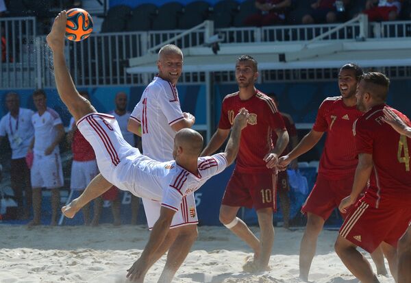 Игроки сборных Испании и Венгрии в матче по пляжному футболу среди мужчин
