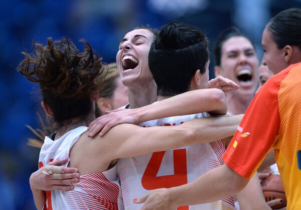 Испанские баскетболистки после победы над командой Черногории в четвертьфинале ЧЕ-2015