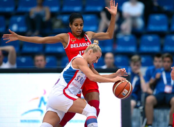 Игровой момент матча чемпионата Европы по баскетболу среди женщин между сборными Белоруссии и Сербии