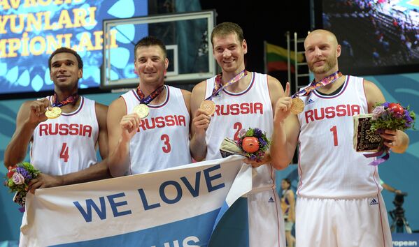 Игроки сборной России, завоевавшие золотые медали в соревнованиях по баскетболу 3х3 среди мужчин