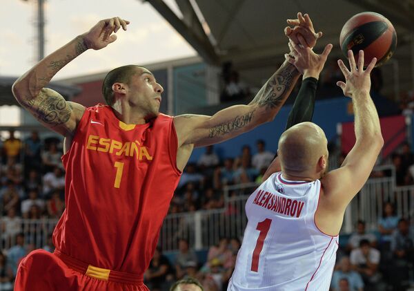 Игрок сборной Испании по баскетболу 3x3 Хосе Игнасио Монзон и игрок сборной России Илья Александров (справа)