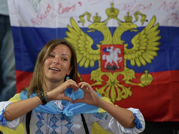 Болельщица сборной Украины на фоне российского флага Болельщица сборной Украины на фоне российского флага