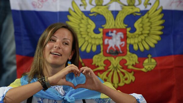 Болельщица сборной Украины на фоне российского флага