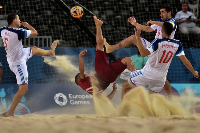Игровой момент матча по пляжному футболу между сборными России и Португалии