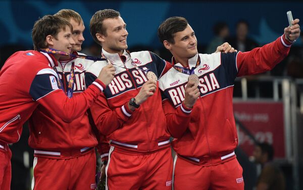 Рапиристы сборной России Тимур Сафин, Дмитрий Жеребченко (справа налево) и Тимур Арсланов (слева)