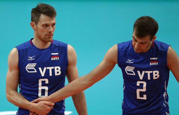 Волейболисты сборной России Евгений Сивожелез (слева) и Денис Бирюков