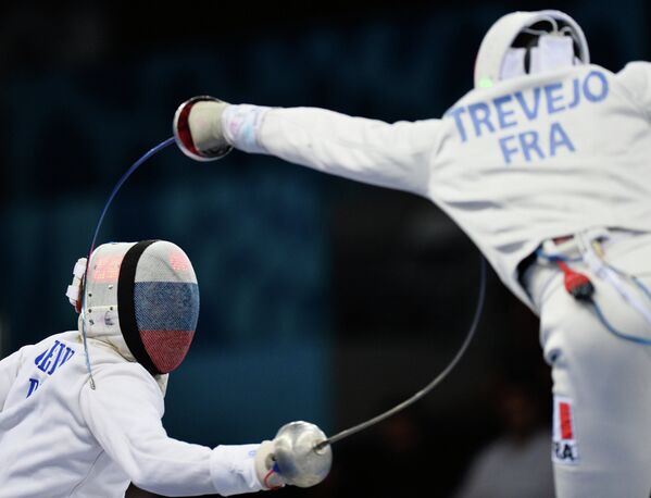 Антон Глебко (Россия) и Иван Тревейо (Франция) в финальном поединке на соревнованиях командного первенства среди мужчин по фехтованию на шпагах