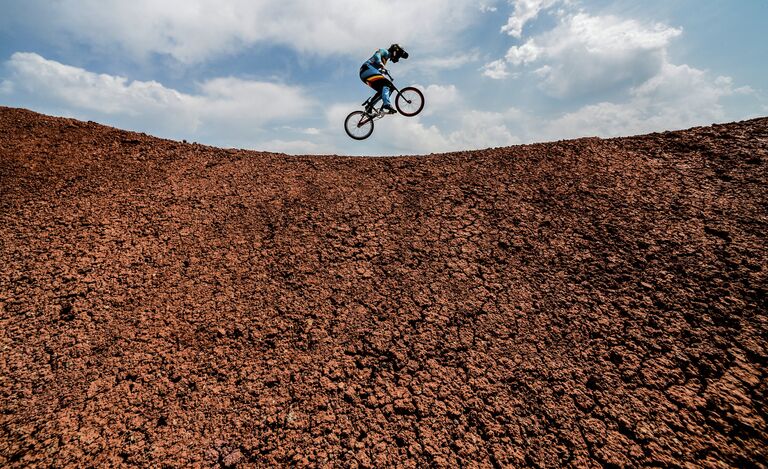 Эльке Ванхуф (Бельгия) в соревнованиях по велоспорту в дисциплине BMX среди женщин на I Европейских играх в Баку