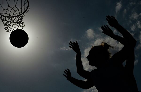 Игроки в матче по баскетболу 3х3 среди женщин между сборными командами Израиля и Румынии на I Европейских играх