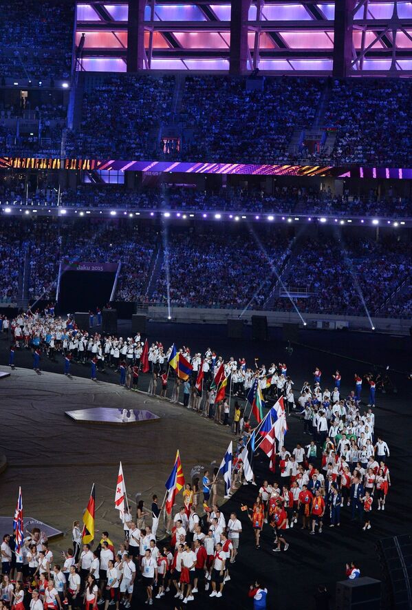 Представители стран во время парада атлетов и членов национальных делегаций на церемонии закрытия I Европейских игр в Баку