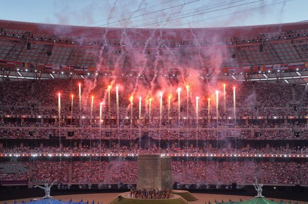 Салют на стадионе во время церемонии закрытия I Европейских игр в Баку